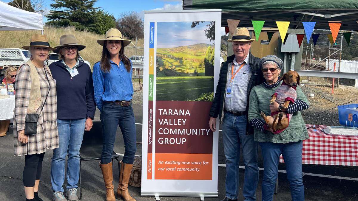 Independent candidate for Calare Kate Hook (third from left) chats with members of the Tarana Valley Community Group. Photo contributed