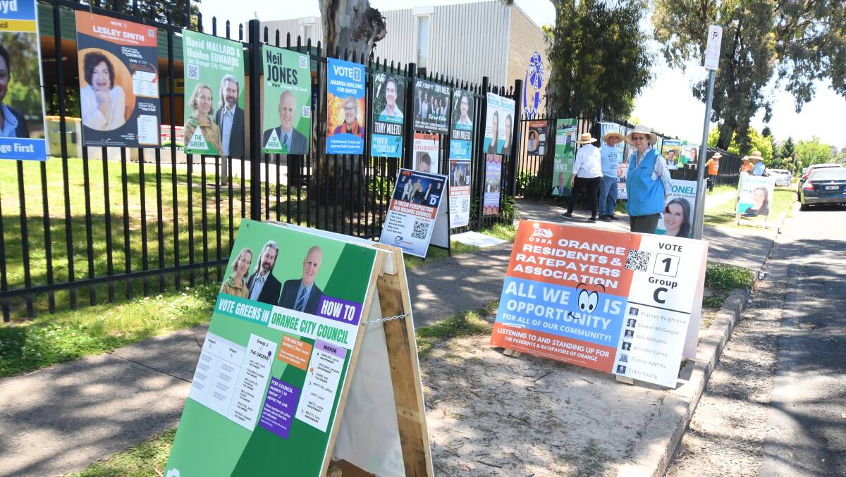SIGN OF THE TIMES: The walk into Calare Public School's polling booth. Photo JUDE KEOGH