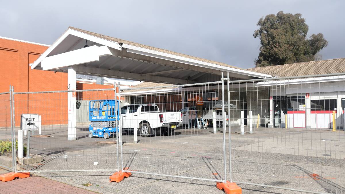 CORNER BLOCK: The former Caltex Service Station on the Summer and Hill Street roundabouts. Photo JUDE KEOGH
