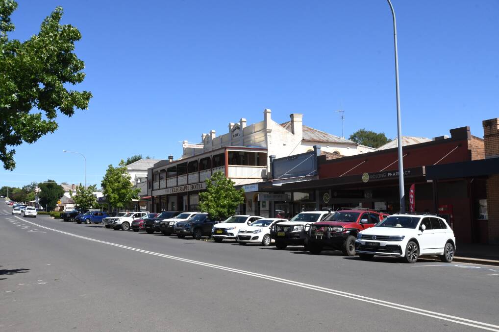 NIGHT-TIME BUYS: Molong Christmas Shopping Night will offer retail, live entertainment and a range of food choices from 5pm to 9pm tomorrow night, December 17. Photo: JUDE KEOGH.