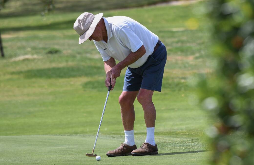 Greg Lesberg putts in at the Bathurst Golf Club. Picture by James Arrow.
