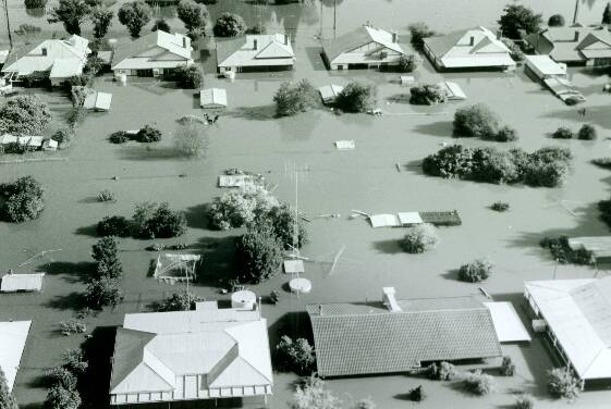 INUNDATED: An aerial shot of the flood that engulfed Nyngan in 1990. Photo: DAILY LIBERAL