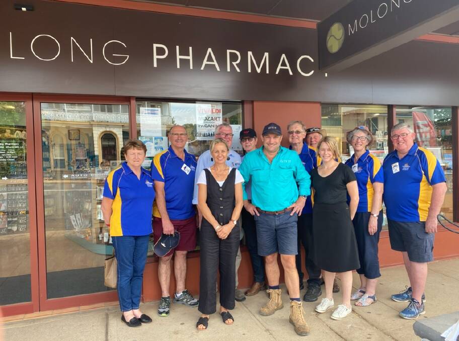 DONATING FUNDS: The Rotary Club of Orange Daybreak's Julie Fleming, Peter Perriman, Ray Fleming, Stuart Smith, Graham Denney, Graeme McLean, Sue Moffatt and Col Nayda with GIVIT's Mel Bowman, Scott Barrett and Deni Rose. Photo: SUPPLIED