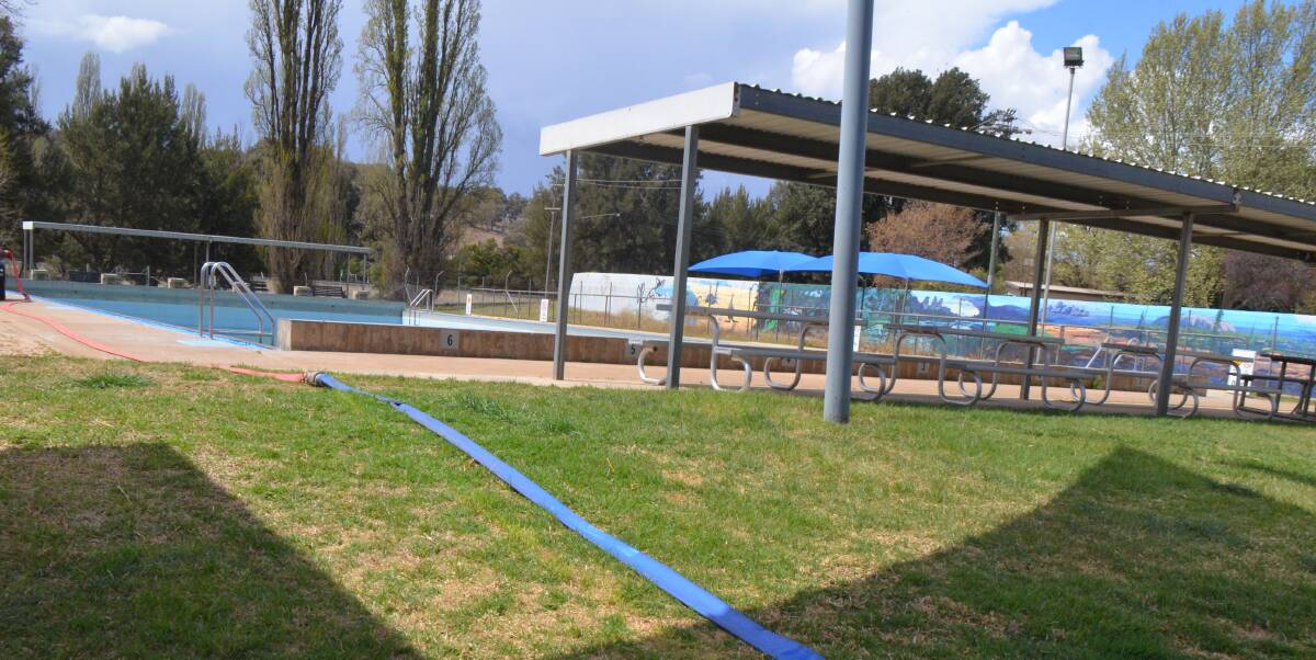Molong pool users rail against lane ropes for 'elite set of swimmers'