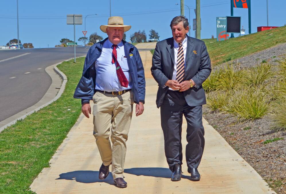EASING UP: Western NSW parliamentary secretary Rick Colless and mayor Reg Kidd talk business. 