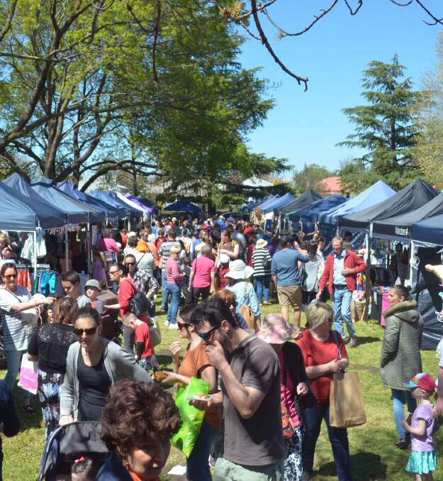 BUSY BROWSERS: Sunday's warm weather brought shoppers in their hundreds to East Orange Public School. Photo: DANIELLE CETINSKI 1016market1