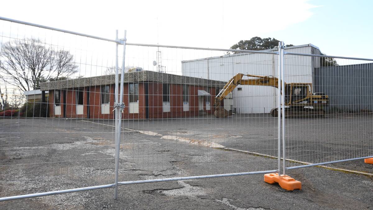 SWITCHED OFF: The vacant former broadcasting building on the Mitchell Highway and Lone Pine Avenue is set to go. Photo: CARLA FREEDMAN 0825cfprime