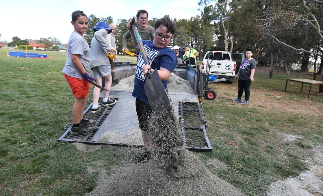 DIGGING IN: Dexter Roberts, Harrison Knox, Scarlett Palazzi, Will Knox and Carter Grace pitch in to help at Spring Hill Public School. Photo: JUDE KEOGH 0522jkgarden1