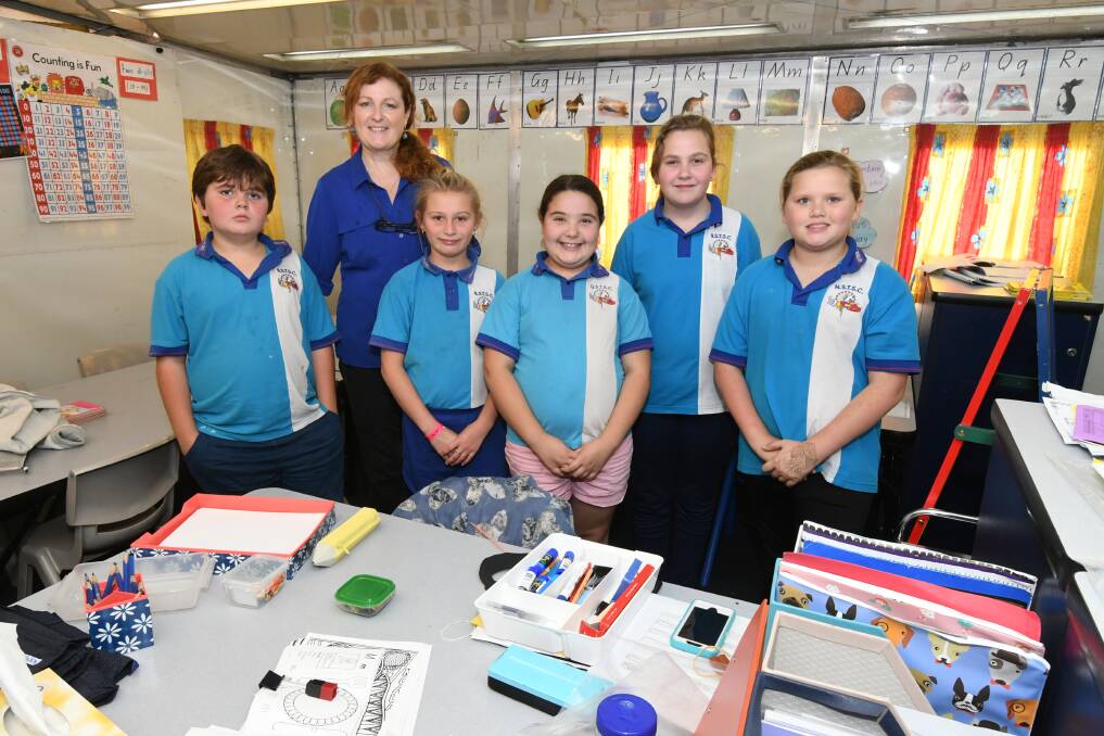 SHOW AND TELL: Reo Laurie, Lisa Calkins, Mia Chambers, Hannah Whitby, Tenay Quay and Indiana Thompson at school. Photo: JUDE KEOGH