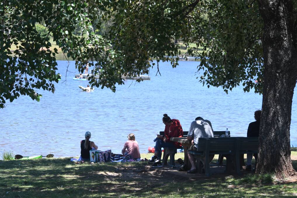 SUMMER FUN: People enjoy a day at Lake Canobolas. Photo: CARLA FREEDMAN