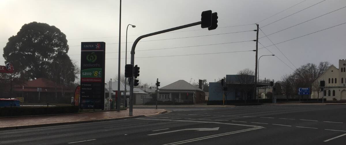 DARK DAY: Traffic lights out of action at Five Ways on Sunday morning. Photo: DAVID FITZSIMONS