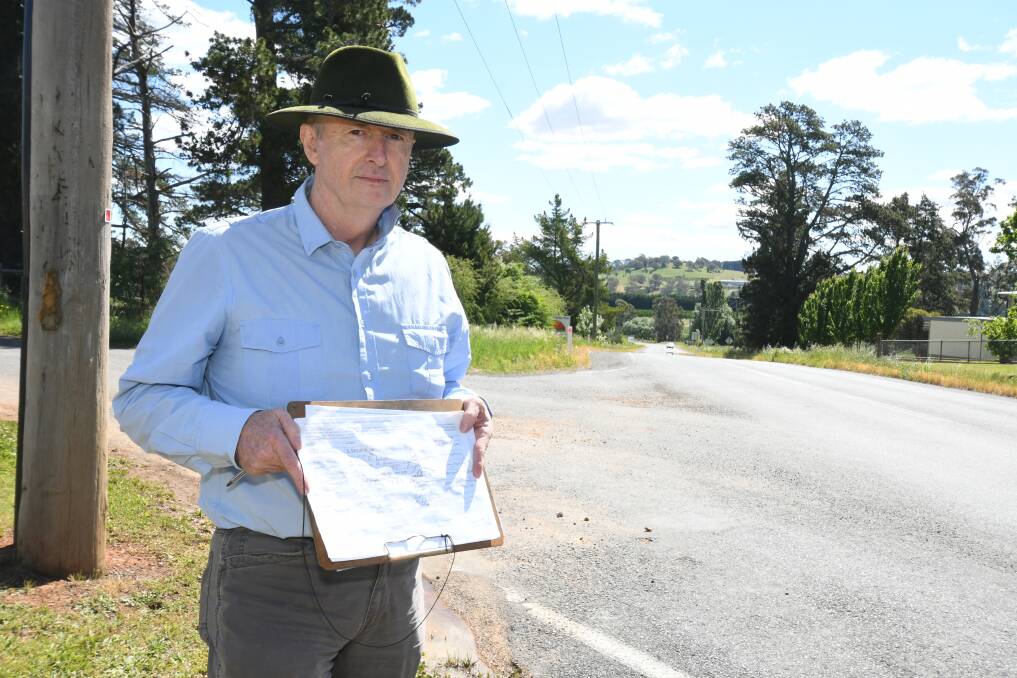 SIGN HERE: Ken Dally with a petition in Nashdale. Photo: JUDE KEOGH 1108jkmining1