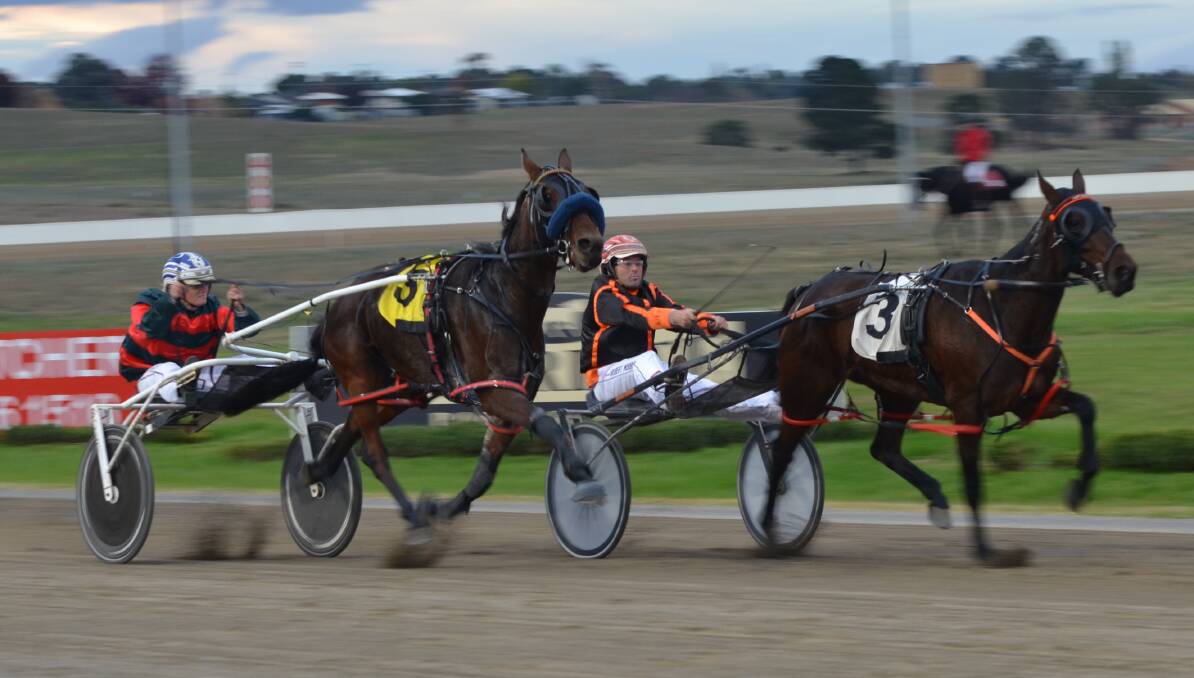 THE CHALLENGE: Shannonstheman challenges favourite Gotta Be Downtown as they race down the home straight at the Bathurst Paceway on Wednesday night. Photo: ANYA WHITELAW