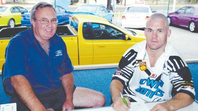 Dean Corrigan signed on to captain-coach Cowra in 2007. Pictured alongside Magpies president Peter Garlick. 