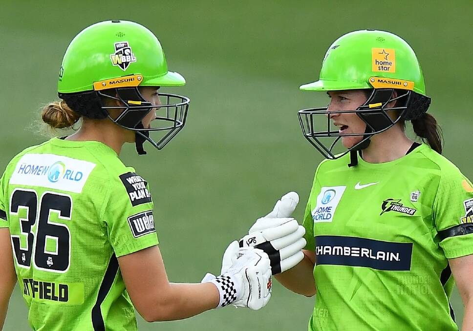 ROLL: Phoebe Litchfield and Tahlia Wilson during their partnership against the Stars on Saturday. Photo: SYDNEY THUNDER