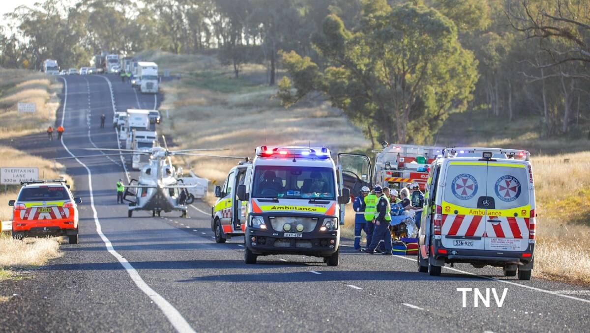 ACCIDENT: The Mitchell Highway is closed 30 kilometres north of Molong. Photo: TROY PEARSON/TNV