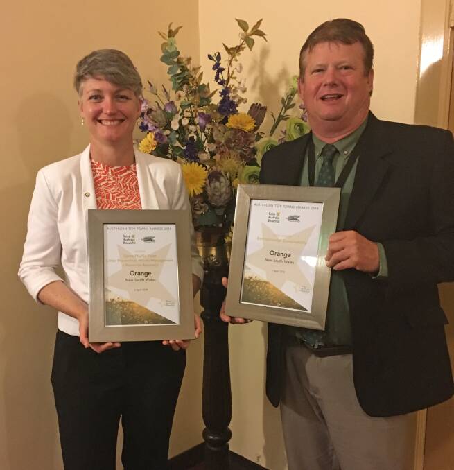 WINNERS: Orange deputy mayor Joanne McRae and council staff member Roger Smith at the at the Keep Australia Beautiful awards ceremony in Barmera, South Australia. Photo: SUPPLIED