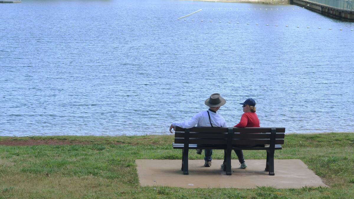 LAKESIDE: Ian and Lyndal Smith at Lake Canobolas on Monday. Photo: CARLA FREEDMAN.
