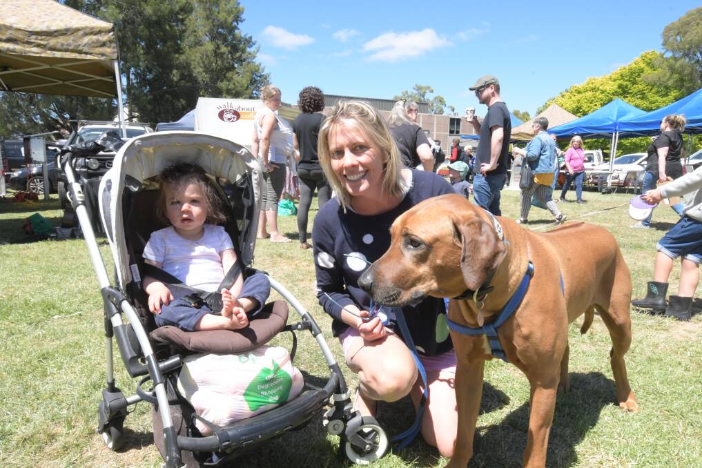 STROLL: Phe Viljoen with daughter Poppy and pooch Baraka (spying another dog) at the Farmers Markets on Saturday. Photo: JUDE KEOGH.