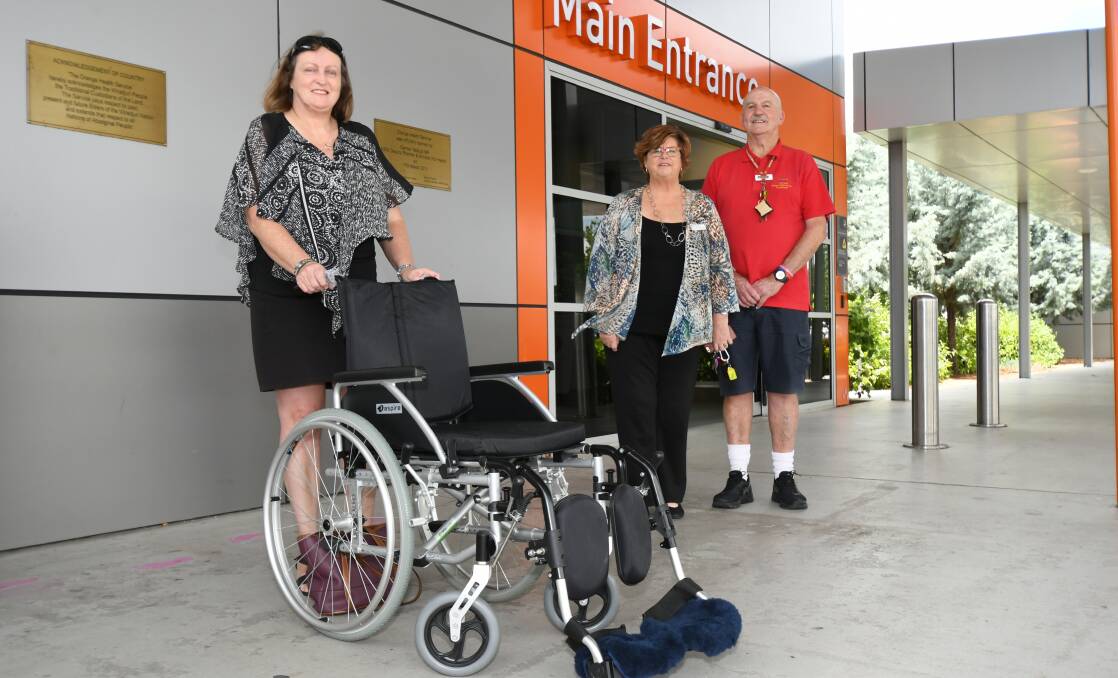 HAPPY DAYS: Orange Health Service Wayfinders Leanne Boss, Leeanne Wright - Orange Health Service and Gary Scovell are thrilled by the community's generosity. Photo: JUDE KEOGH.0112jkwayfind3