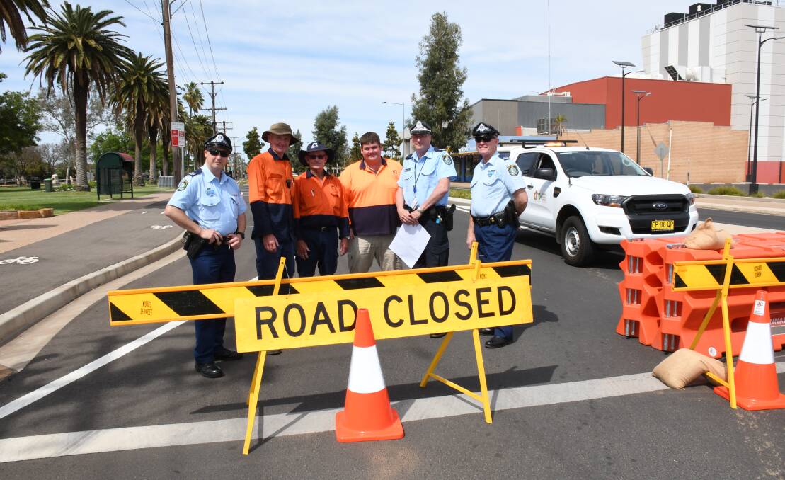 ROAD CLOSURES: Sydney highway patrol police discuss traffic arrangements for Picnic in the Park with Dubbo Regional Council staff on Tuesday morning. Photo: BELINDA SOOLE  