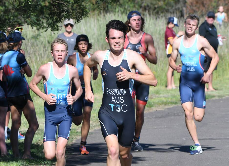 GRIT: Aaron Passioura leads the pack on the home stretch at Gosling Creek. Photo: CARLA FREEDMAN. 
