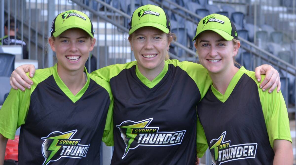 Phoebe Litchfield and former Kinross student Mackenzie Carr with Sydney Thunder captain and ex-Australian captain Alex Blackwell. 