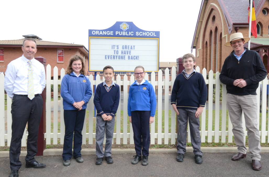 HAPPY TO BE BACK: Orange Public School principal Brad Tom with students Ava Kelly, Xavier Lyden, Illona Beer and Freddie Farquharson and Member for Calare Andrew Gee out the front of Orange Public School on their first day with everyone back. Photo: CARLA FREEDMAN. 