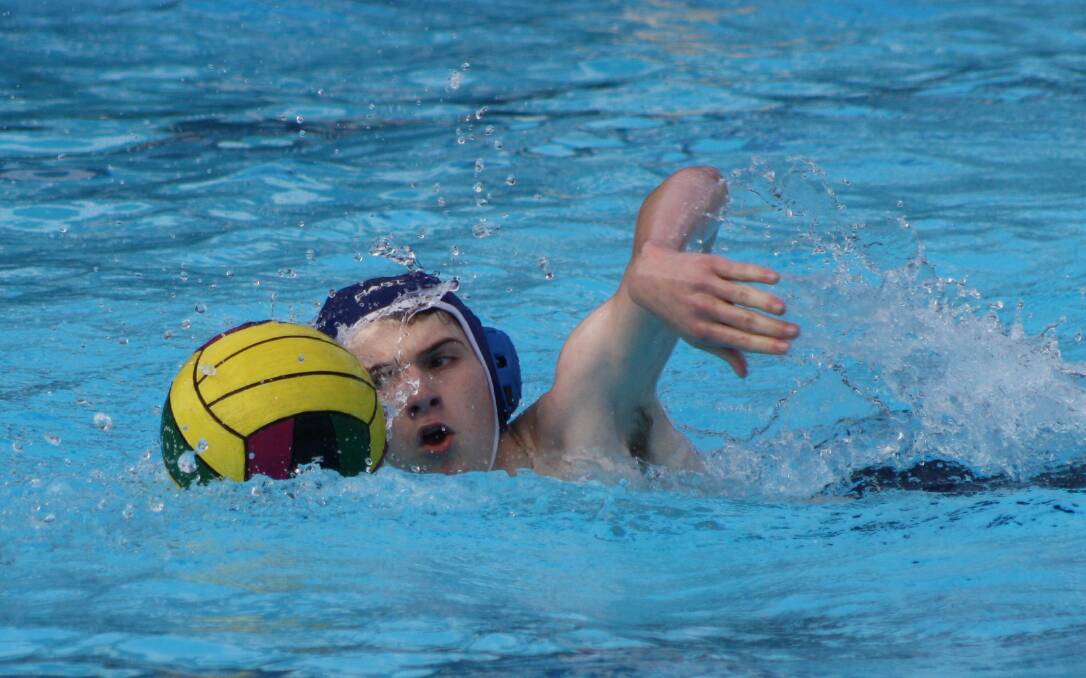 MOVING FORWARD: KWS Killer Whales' Dan Hunter swims the ball up. Photo: MICHELLE COOK.