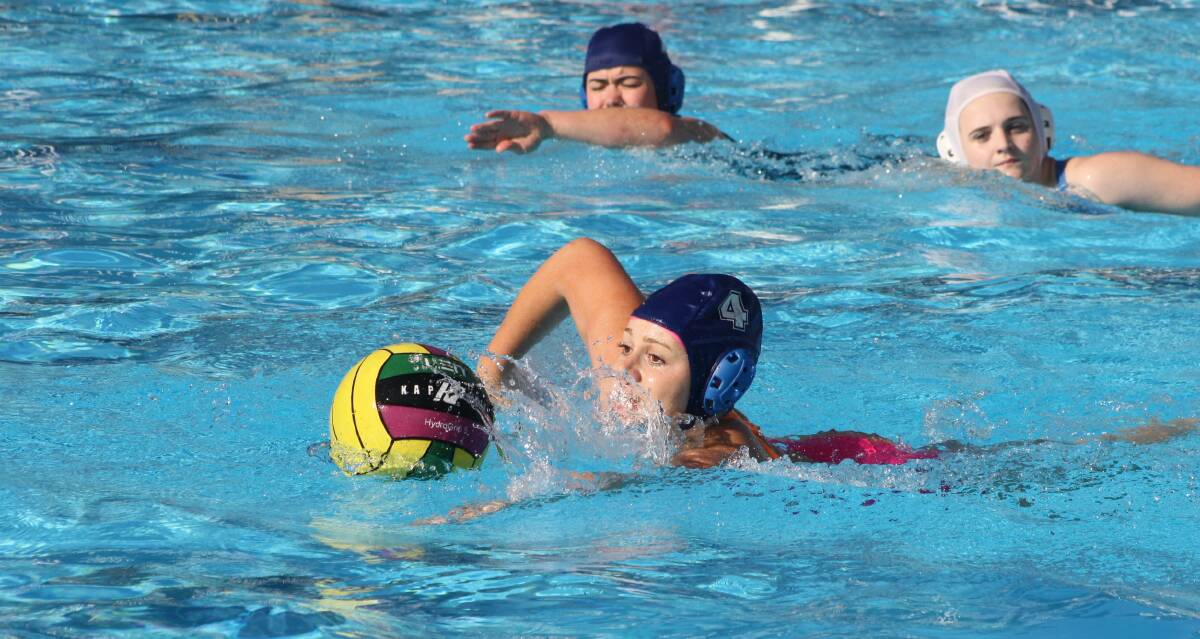LEADING LADY: Belle Hazelton swims the ball up for Platypus Silver in their win over KWS Kingfish. Photo: MICHELLE COOK.