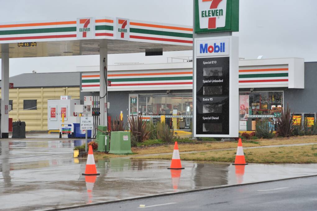 ANSWERED: The 7-Eleven store where police stopped to refuel while taking six COVID positive people to Sydney. Photo: JUDE KEOGH.
