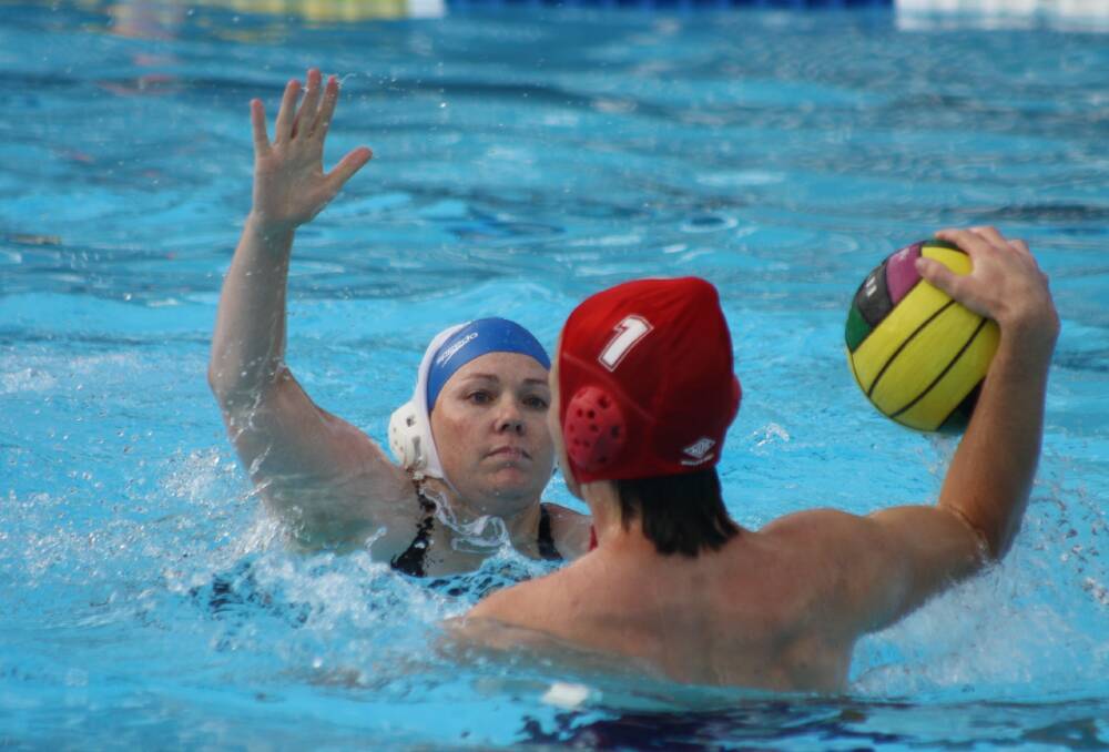 PRESSURE: Platypus Gold's Liz Coolican Dewhurst applies pressure to the KWSKingfish goalkeeper. Photo: MICHELLE COOK 0210mcwpolo1 