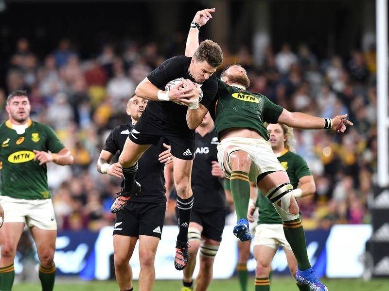 The unbeaten All Blacks had to overcome the Springboks' kicking barrage in a narrow win.