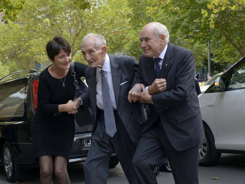 Federal Parliament has paid tribute to former NSW Senator Sir John Carrick (c) who died last week.