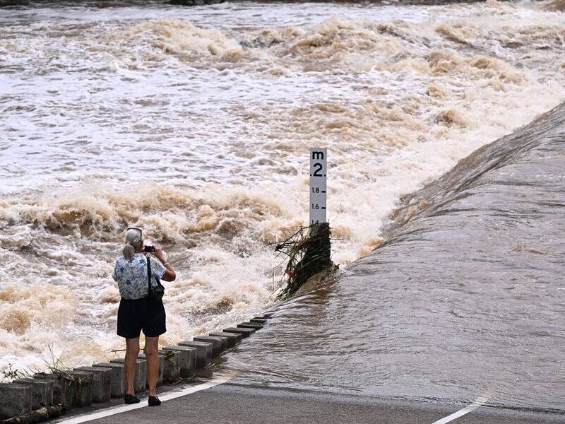Heavy rain and flash flooding are continuing to impact Queensland's southeast and northern NSW. (Dave Hunt/AAP PHOTOS)