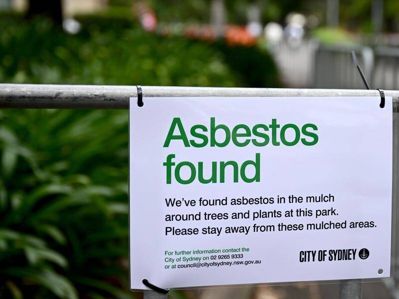 More schools and hospitals are having to be tested, as Sydney's asbestos mulch scandal spreads. (Dan Himbrechts/AAP PHOTOS)