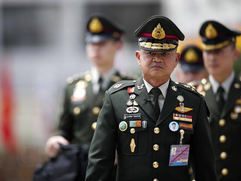 Thailand's new army chief General Narongpan Jittkaewtae has vowed to defend the country's monarchy.