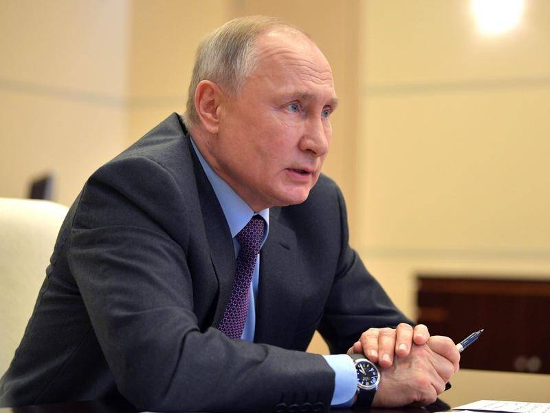 Russian President Vladimir Putin says his nation is ready to co-operate with the US on oil output.