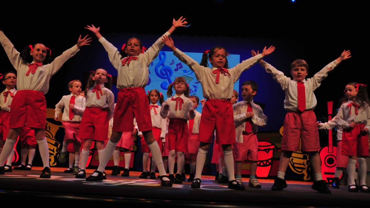 ALL ABOUT MUSIC: (Right) Bletchington Public School students perform their opening number to the show. Photos: JUDE KEOGH 0624bletchshow1