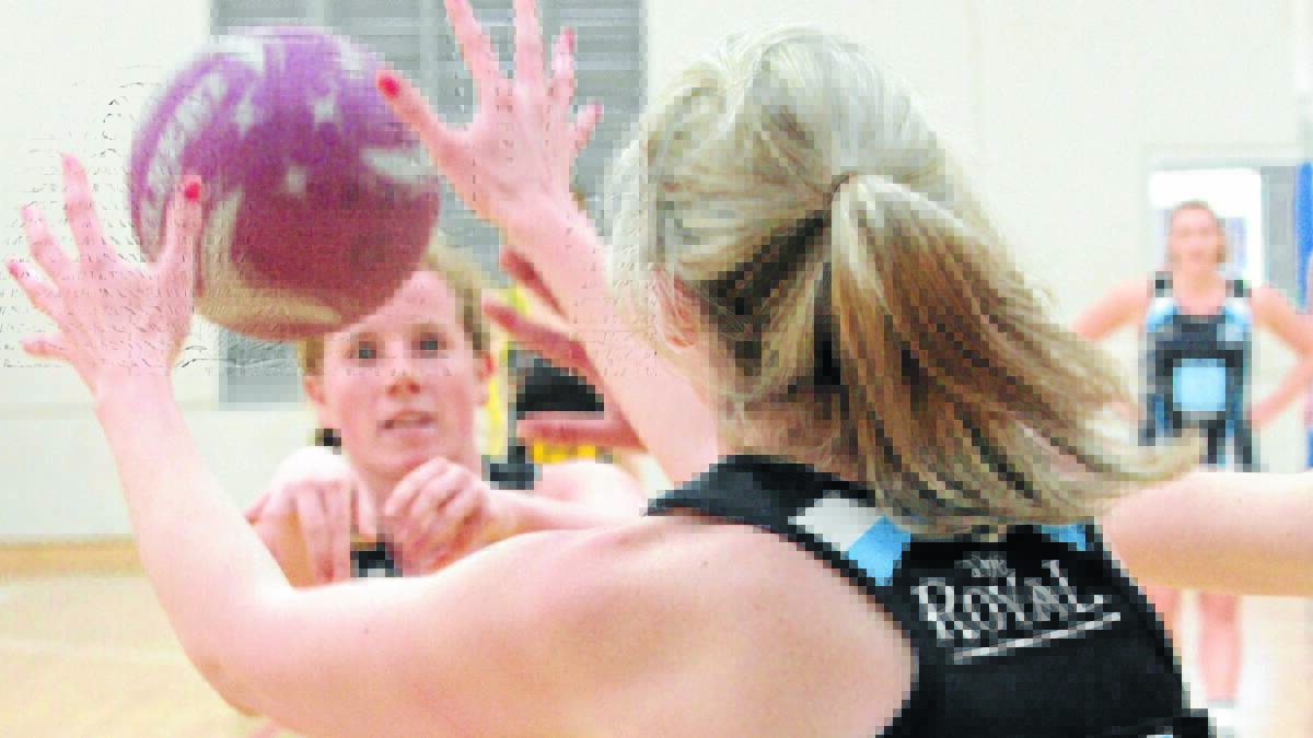 SUPPORT: Royal Hawks centre Taylah Duncan (left) finds an open teammate in goal attack Ellie Jamieson. Photo: MEGAN FOSTER                        0823mfnetball13
