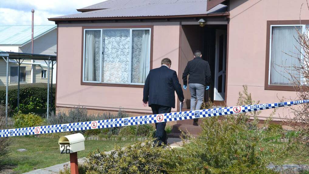CRIME SCENE: Forensic police are examining the inside and outside of a Cunynghame Street, Oberon property. Photo: NADINE MORTON 080414nmoberonboy6