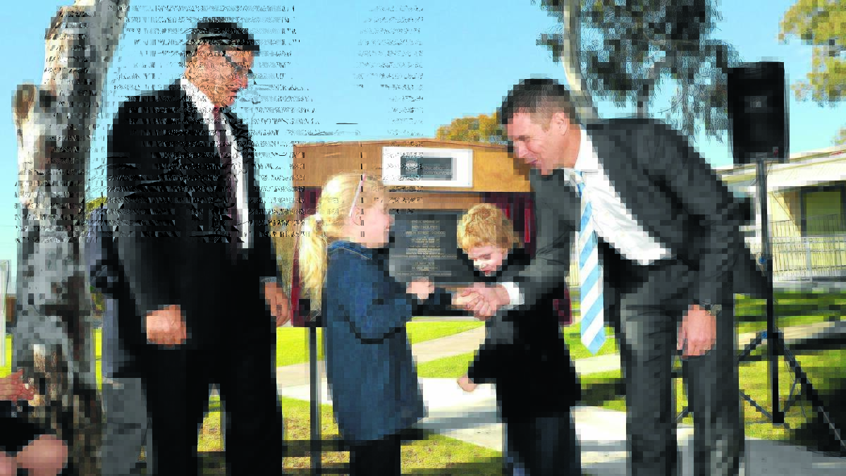 NEW ADDITION: Federal member for Calare John Cobb and NSW Premier Mike Baird unveil the commemorative plaque, celebrating Anson Street School's new facilities with students Ivy and Logan. Photo: STEVE GOSCH                  0521sganson1