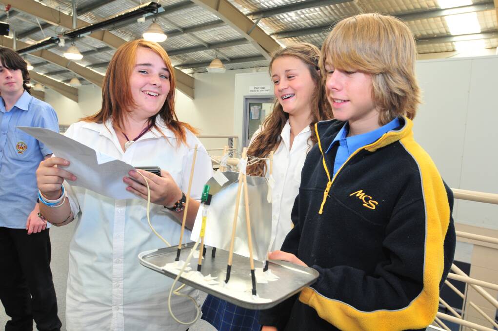 Bethany Johnston, Jess Watson, Lachlan McCann from Molong Central. project- Puff Puff Golf challenge Photo Jude Keogh