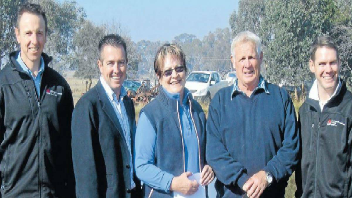 Clayton Miller and Member for Bathurst Paul Toole with landholders Robyn and Steve Butler and CMA’s Allan Wray at the Glanmire Healthy Farm Dam Field Day.